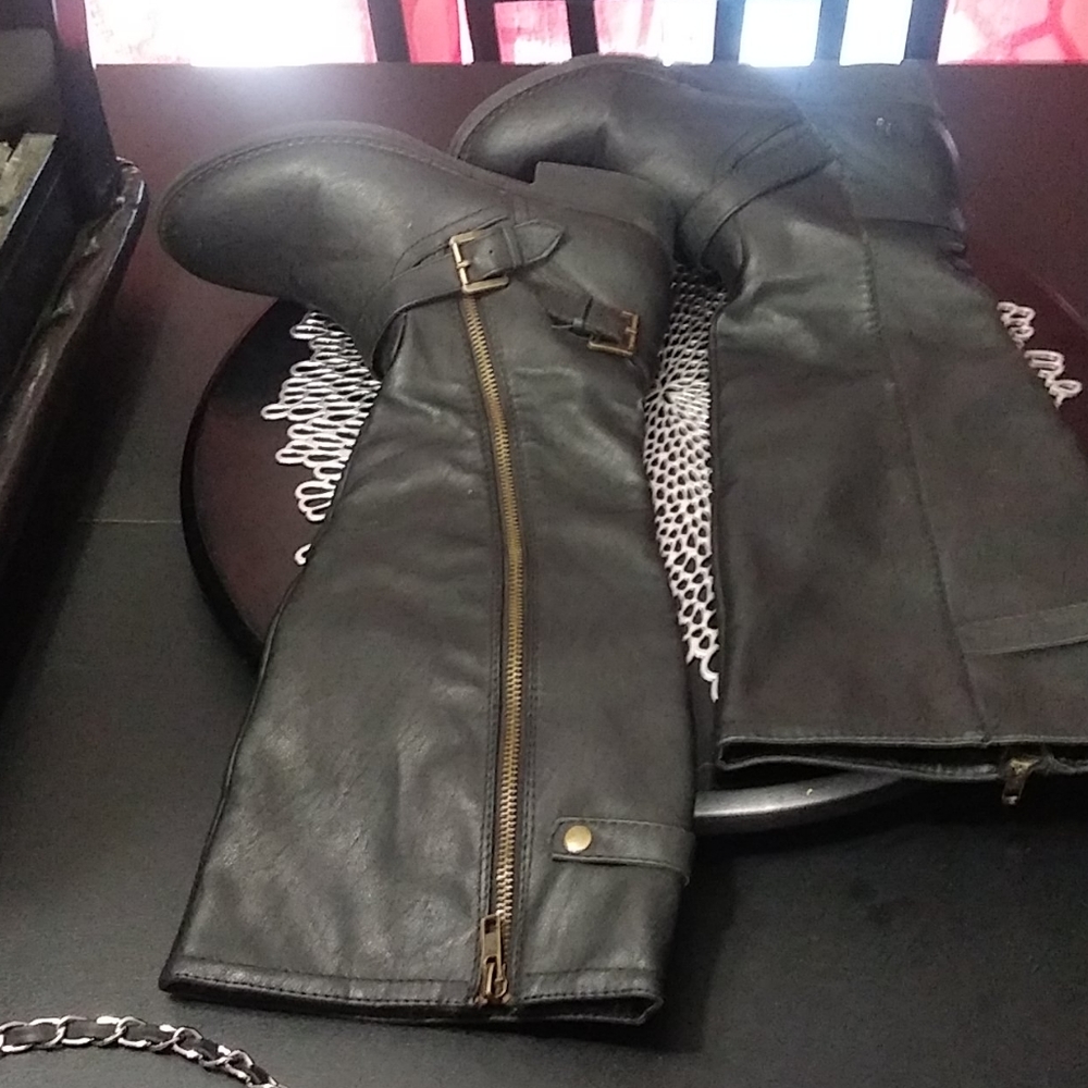 Boot - Picture 2 of 3